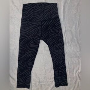 Lululemon Women’s size 6 Align High Rise Tiger Striped camo cropped 21” leggings